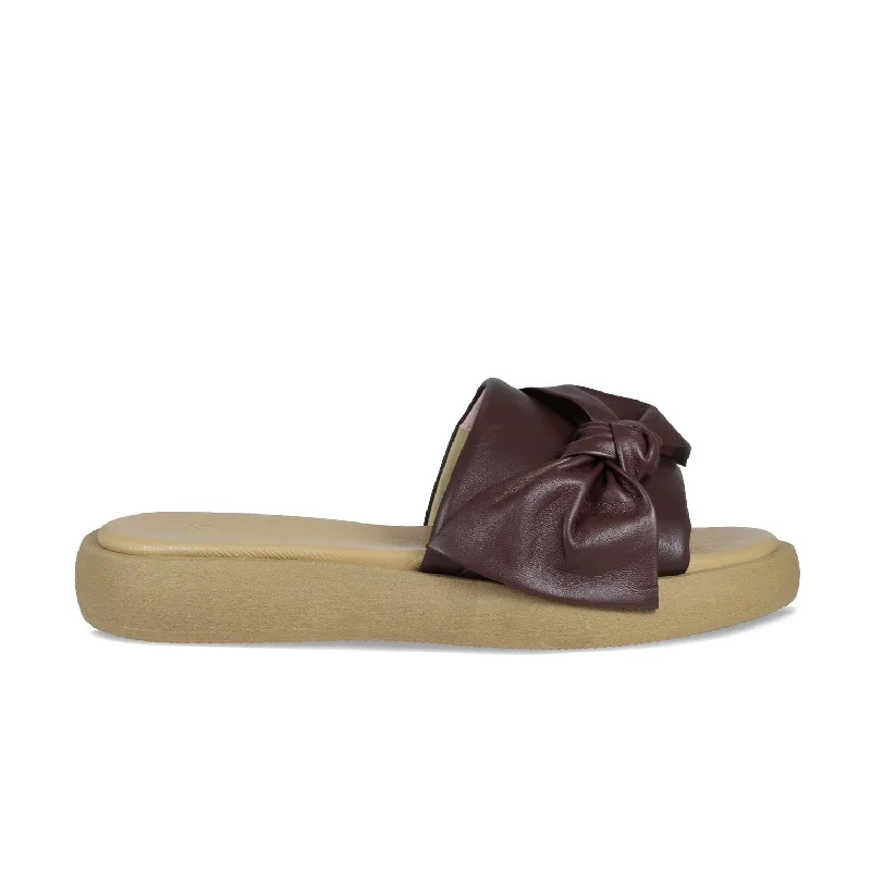 Flattering and figure-hugging women's footwearBailey: Chocolate Leather