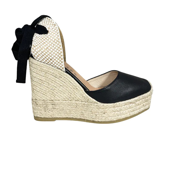 Chic and versatile women's footwearPella