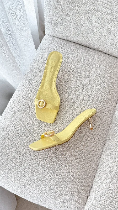Stylish and supportive women's shoes for high archesLyon Heel - Daffodil