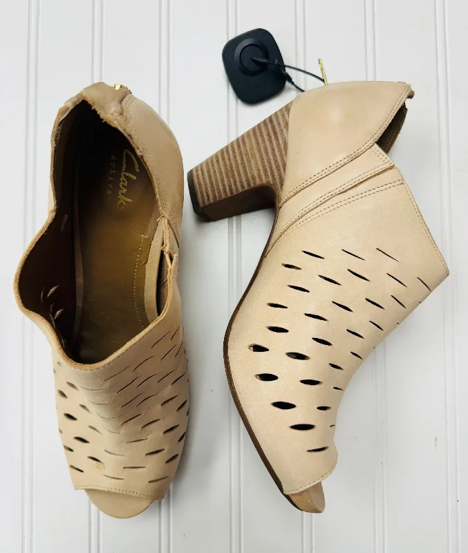 Chic and trendy women's shoe fashionsSandals Heels Block By Clarks In Cream, Size: 9.5