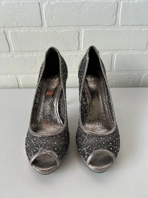 Comfy and casual women's shoes for the weekendSandals Heels Stiletto By Adrianna Papell In Silver, Size: 7.5