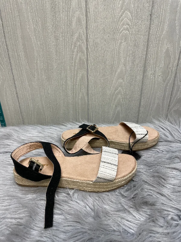 Stylish and comfortable women's shoes for long days at workSandals Heels Wedge By Old Navy In Black & Cream, Size: 7.5