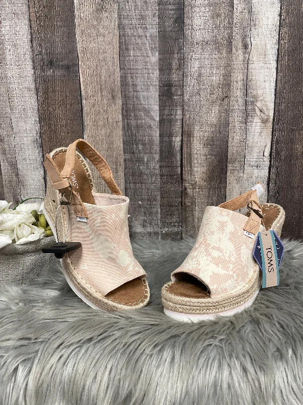 Flattering and stylish women's shoes for wide feetSandals Heels Wedge By Toms In Pink, Size: 8.5