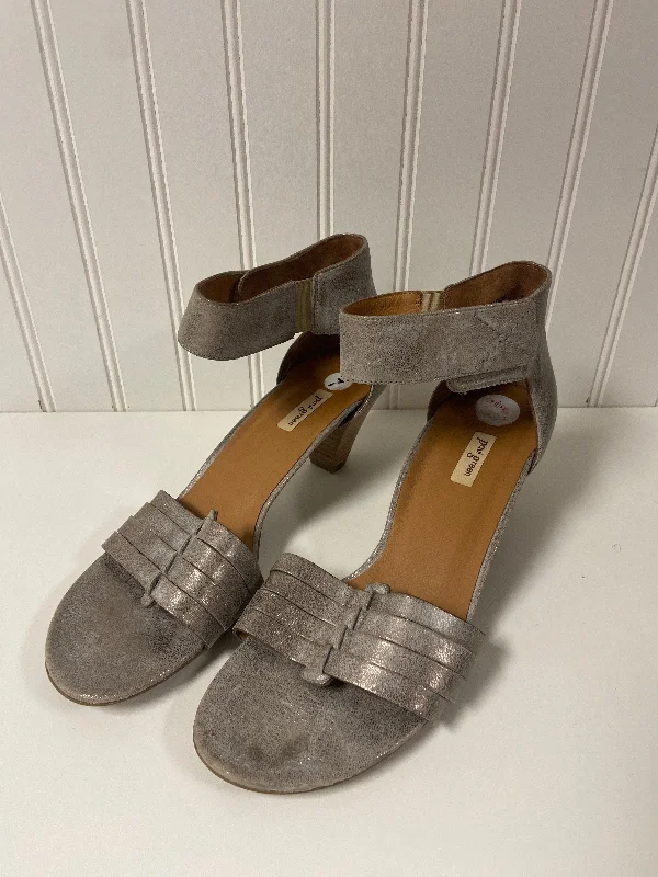 Elegant and refined women's shoe designsSandals Heels Block By Paul Green In Grey, Size: 7