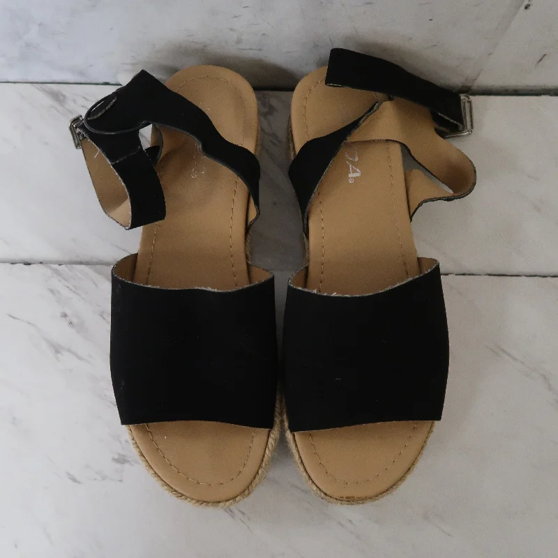 Versatile and stylish women's shoes for everyday chicSandals Heels Wedge By Soda  Size: 9