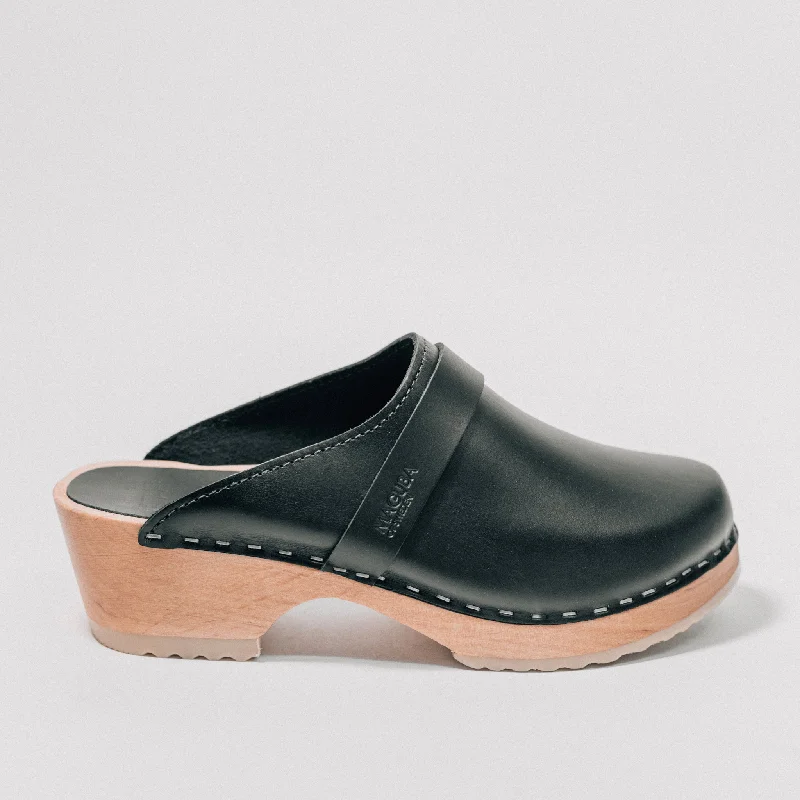 Practical and stylish women's shoes for travelMAGUBA Berkeley  CLOG- BLACK