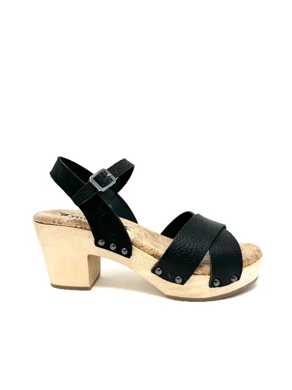 Flattering and figure-hugging women's footwearChloe Clog in Black from Novacas