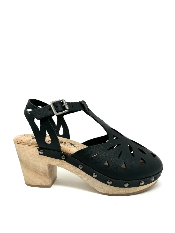 Feminine and dainty women's shoe designsEsther Clog in Black from Novacas