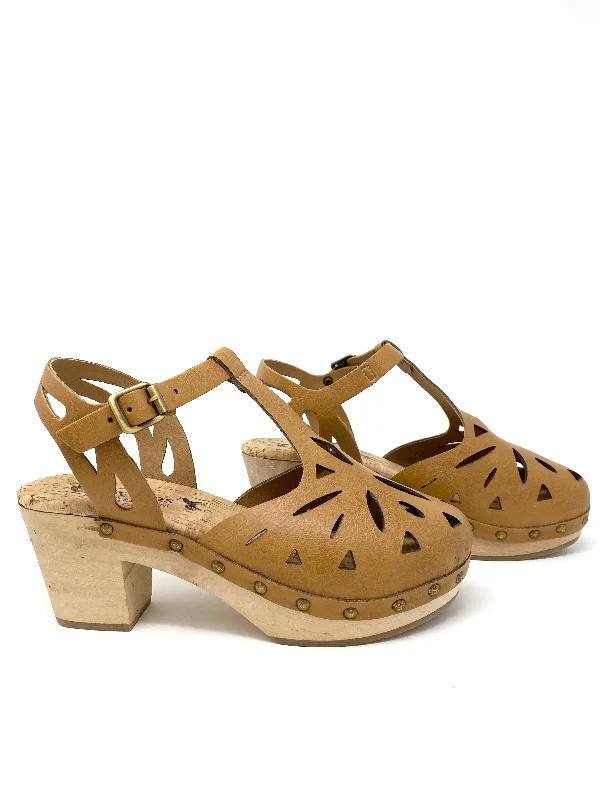 Chic and versatile women's footwearEsther Clog in Camel from Novacas