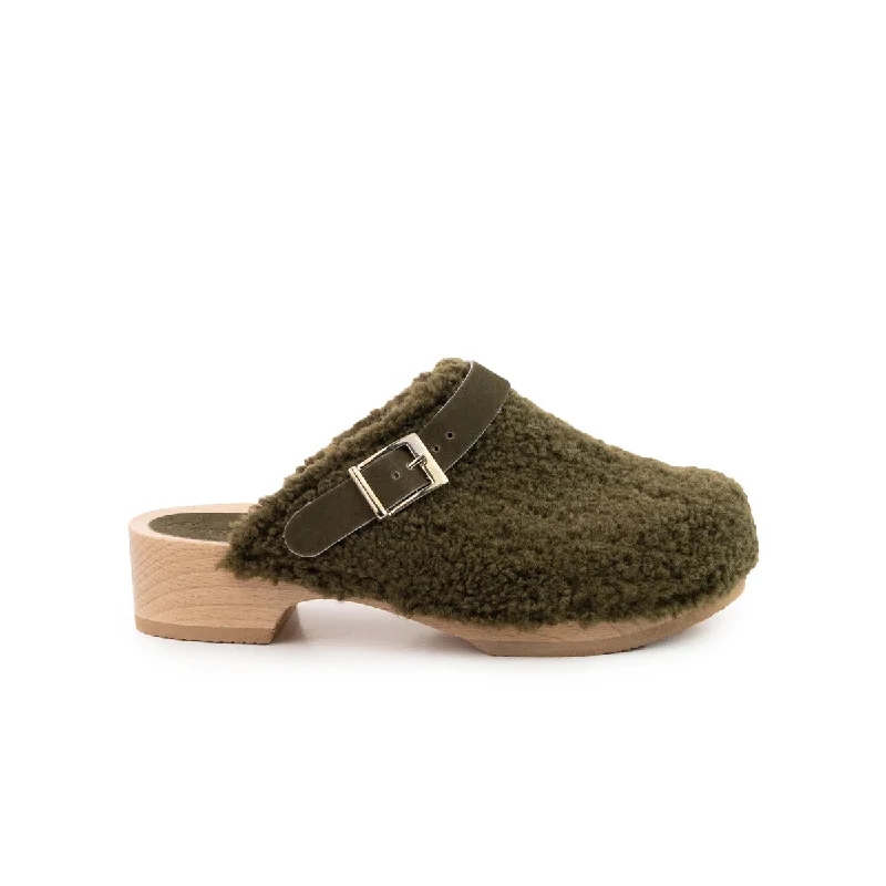 Versatile and elegant women's shoes for any outfitPanda Khaki Sherpa