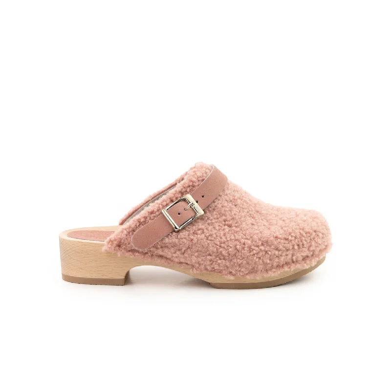 Fashion-forward and trendy women's shoe stylesPanda Rose Sherpa