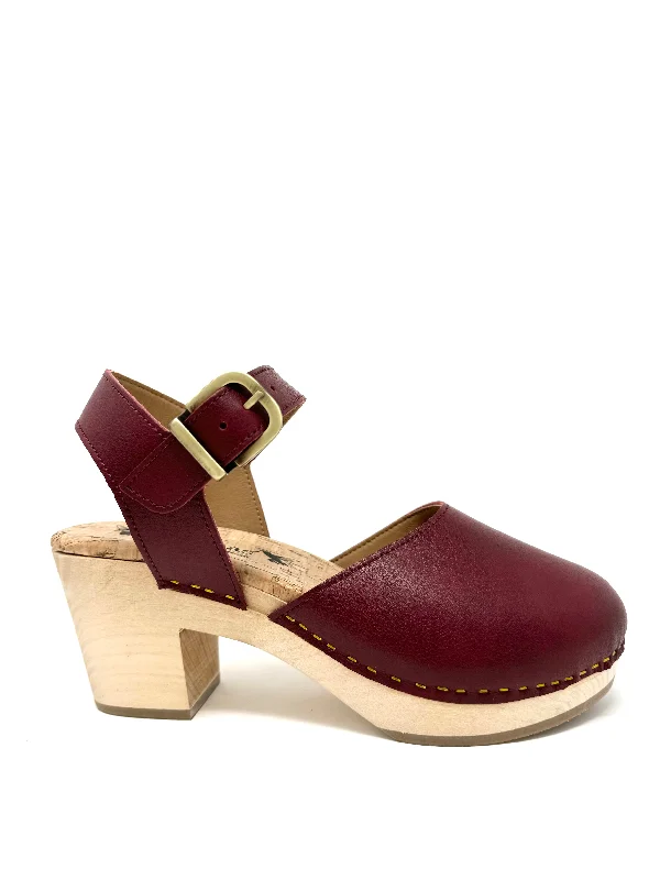 Flattering and stylish women's shoes for wide feetPepper Clog in Bordeaux from Novacas
