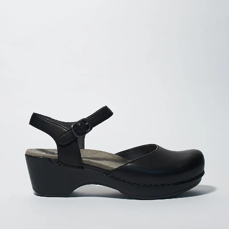 Versatile and stylish women's shoes for everyday chicDANSKO SAM CLOG - BLACK