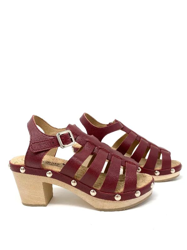Durable and stylish women's shoes for outdoor activitiesSawyer Clog in Bordeaux from Novacas