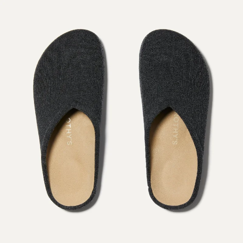 Practical and stylish women's shoes for travelThe Casual Clog - Soft Black