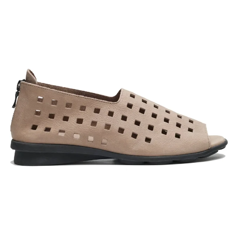 Timeless classic women's shoe designsArche Women's Drick Sabbia Buc