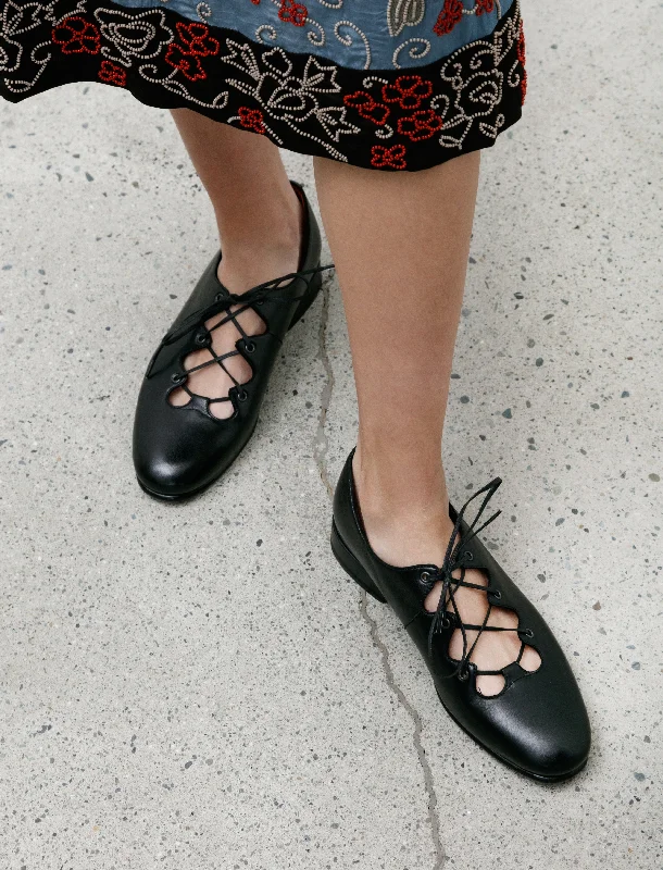 Timeless classic women's shoe designsCounty Clare Shoes Black