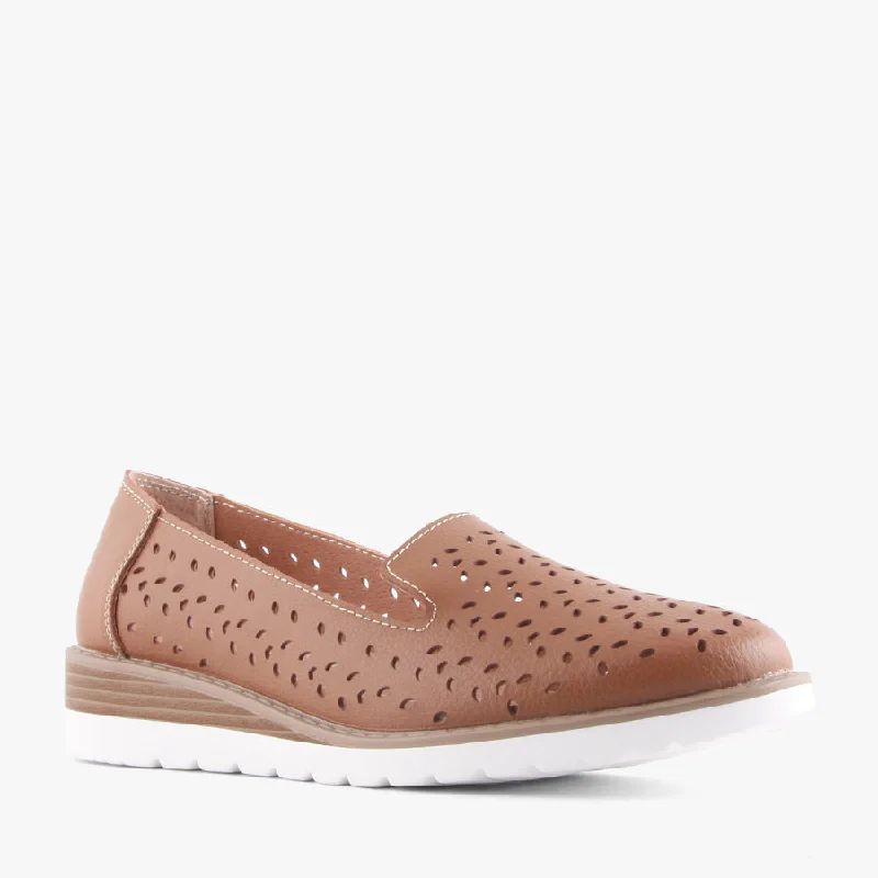 Versatile and elegant women's shoes for any outfitCHEVY TAN