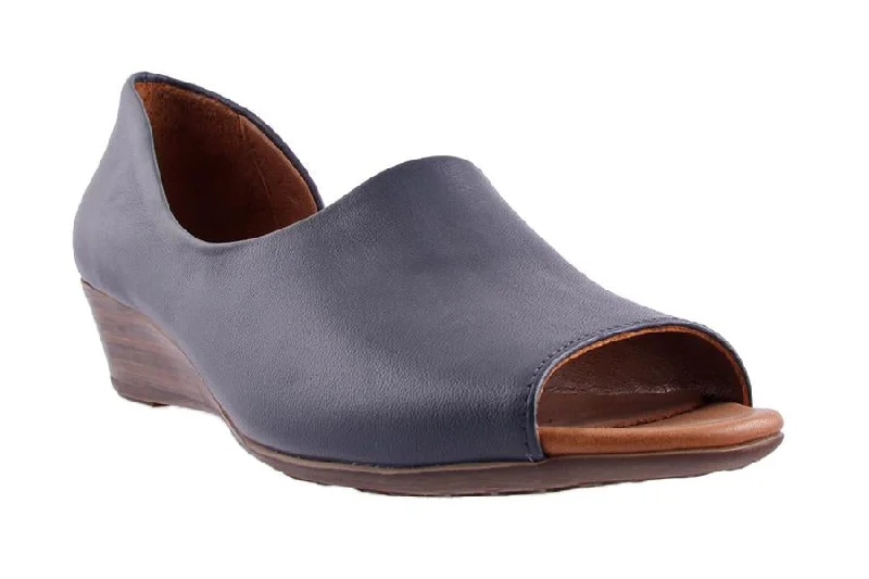 Practical and functional women's footwear solutionsFARRAH NAVY
