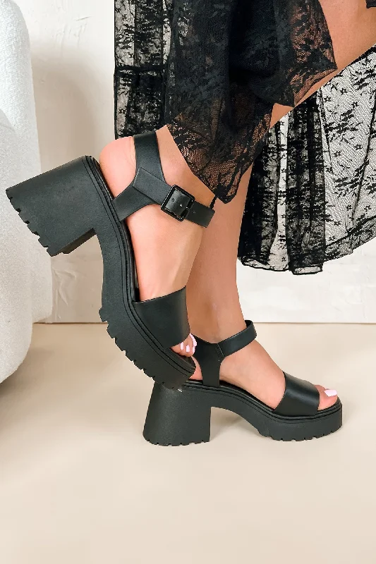 Flattering and stylish women's shoes for wide feetInteresting Take Chunky Platform Sandals (Black)