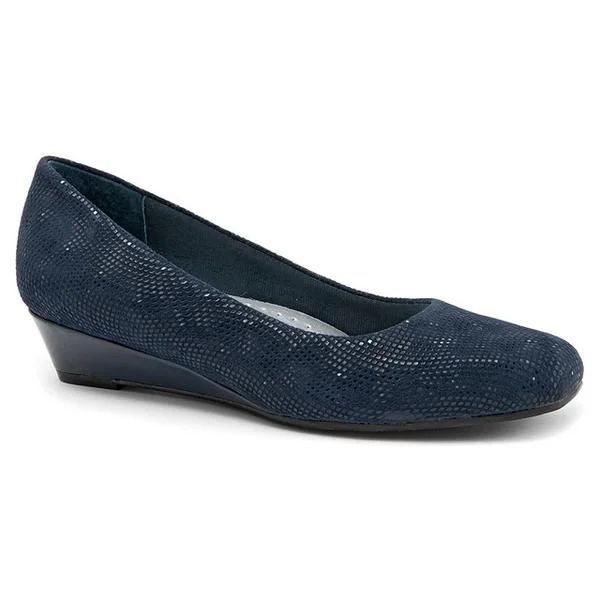 Chic and trendy women's shoe fashionsTrotters Lauren Navy 3D Patent Suede (Women's)