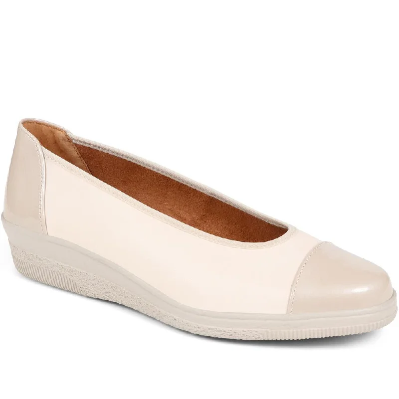 Elegant and refined women's shoe designsLeather Wedge Pump - GAB37521 / 323 655