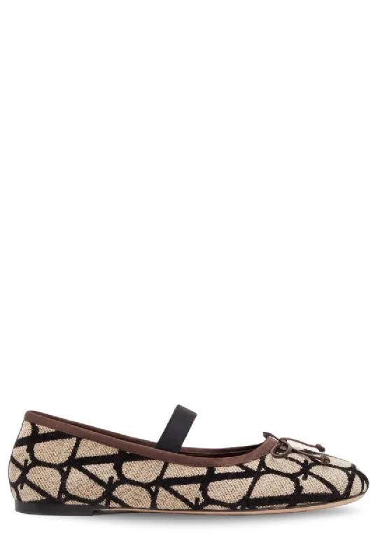 Fashion-forward and trendy women's shoe stylesToile Iconographe Ballerina