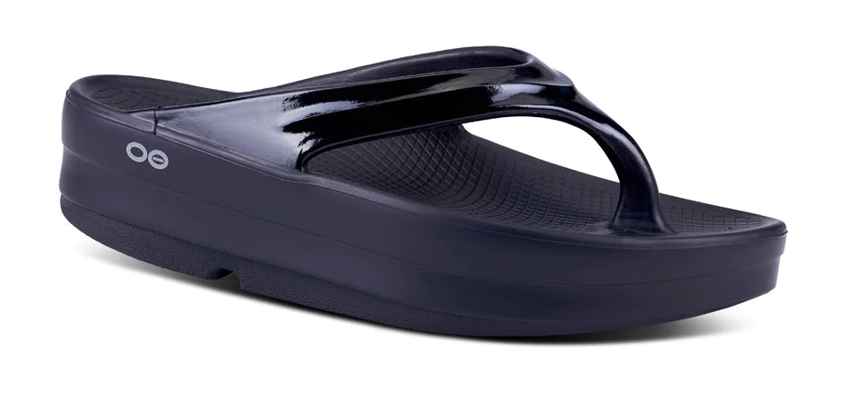 Chic and minimalist women's footwear trendsOOFOS OOMEGA THONG
