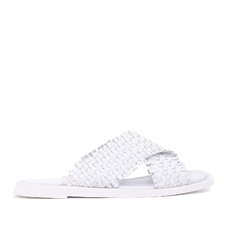 Fashion-forward and trendy women's shoe stylesRAYAN White