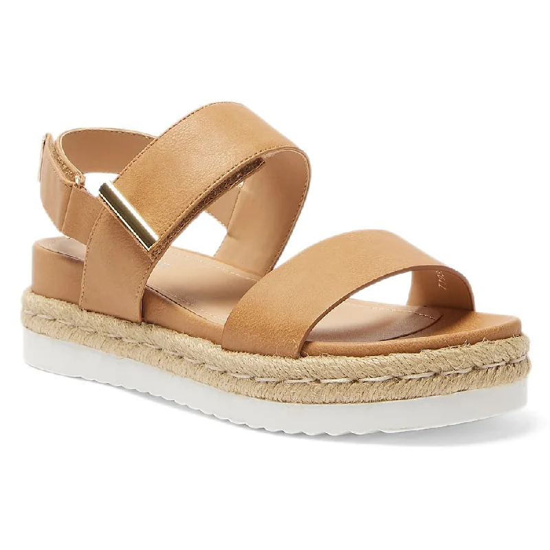 Comfy and casual women's shoes for the weekendWarner Sandal in Camel Smooth