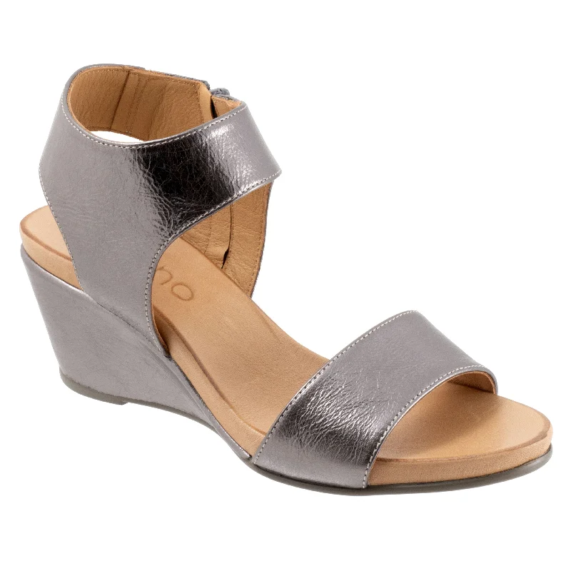 Comfy and stylish women's shoes for lounging around the houseBUENO IDA - FINAL SALE!