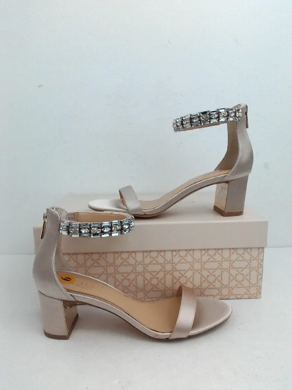 Fashion-forward and trendy women's shoe stylesJewel Badgley Mischka Women's Champagne Heeled Sandal Size 6