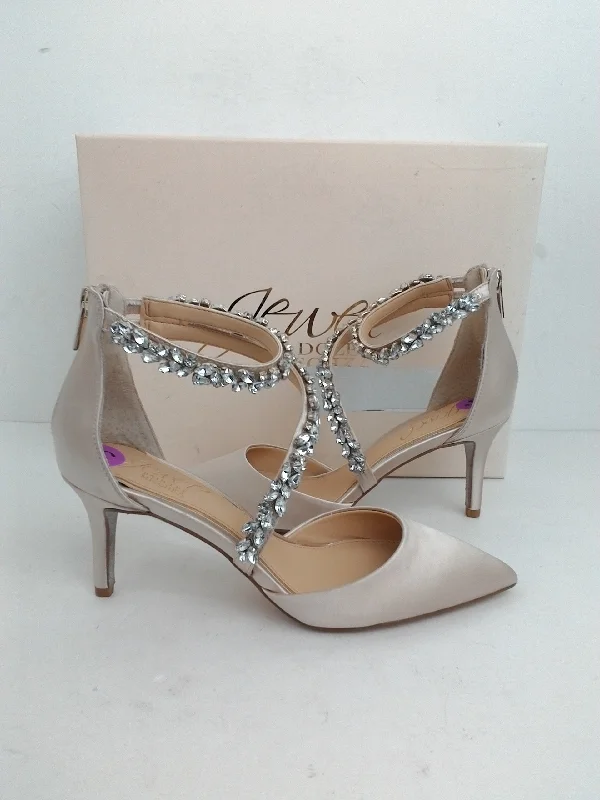 Versatile and elegant women's shoes for any outfitJewel Badgley Mischka Women's Jaylah Champagne Heel Size 5