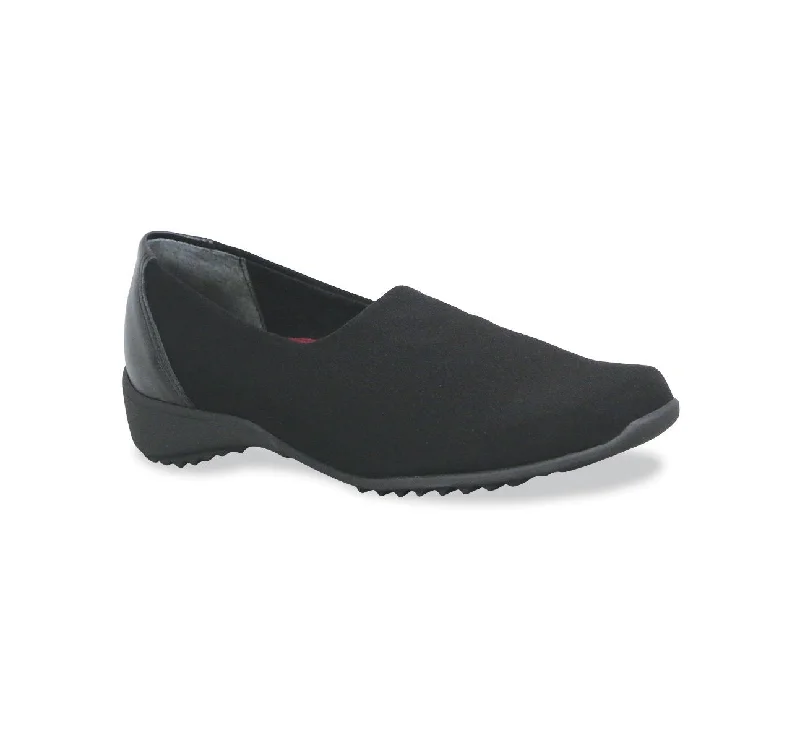 Bold and statement-making women's shoes for the bold and beautifulMUNRO TRAVELER